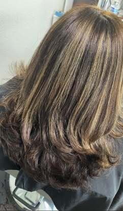 Mechas caramelo en capas largas