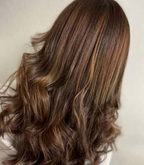 Balayage color miel con puntas onduladas