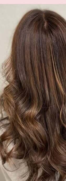 Ondas castañas largas con reflejos caramelo