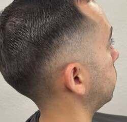 Corte fade medio, limpio y definido