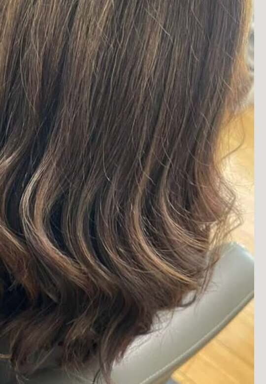 Balayage ondulado con reflejos dimensionales